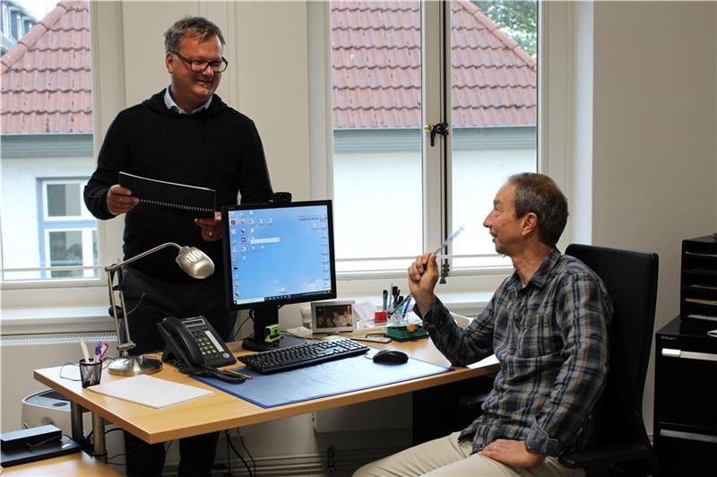 Arndt Becker (links, Soziale Schuldnerberatung) und Wolfram Meier (Suchtberatung) tauschen sich in einem der neu eingerichteten Büros über ihre Arbeit aus. Foto: Frank