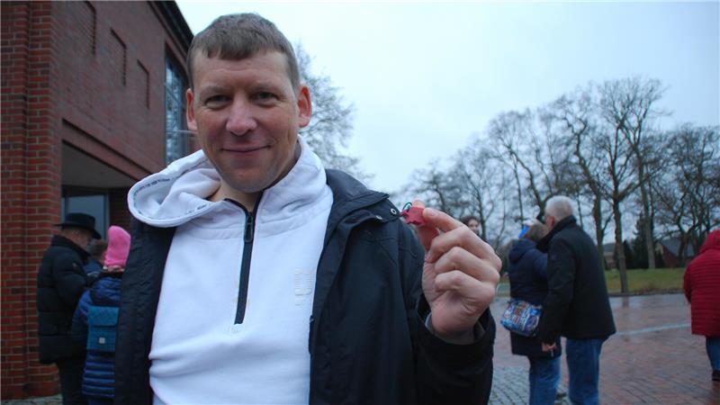 Arne Behrmann kam eigens aus Hamburg und konnte einen der beliebten Glücksbringer ergattern.