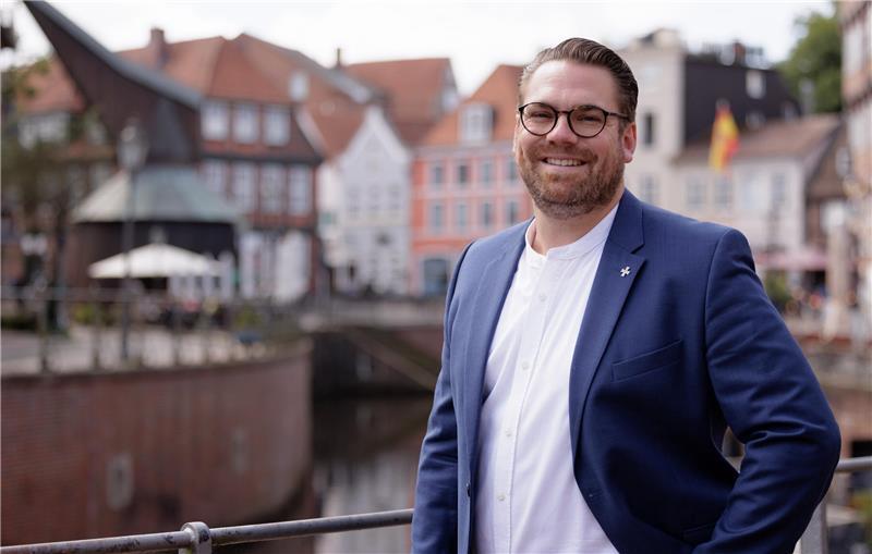 Arne Kramer am Alten Hafen in Stade. Er will für die CDU Bürgermeister von Stade werden.