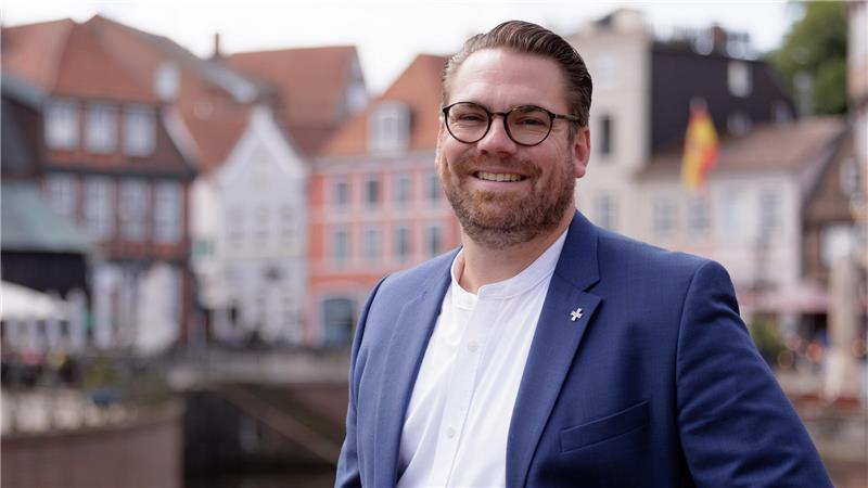 Arne Kramer, hier am Alten Hafen, soll für die CDU Bürgermeister von Stade werden.