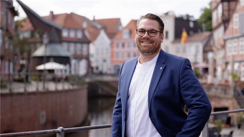 Arne Kramer, hier am Alten Hafen, will für die CDU Bürgermeister von Stade werden. Foto: Privat