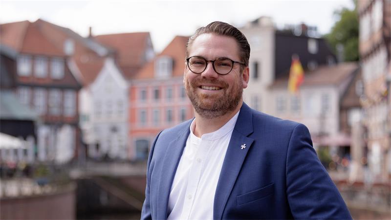 Bürgermeisterwahl: So wollen die Kandidaten Stade sicher machen Arne Kramer, hier am Alten Hafen, will für die CDU Bürgermeister von Stade werden.