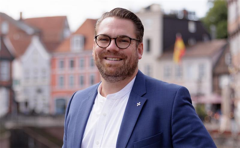 Leser reden mit: Das ist das TAGEBLATT-Programm zur Kommunalwahl 2026 Arne Kramer, hier am Alten Hafen, will für die CDU Bürgermeister von Stade werden.