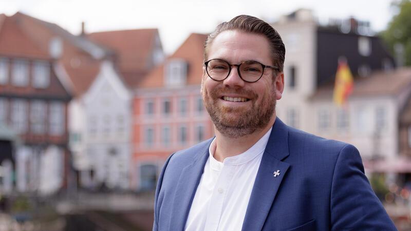 Ist Merz noch der richtige? Das sagt die CDU im Landkreis Stade Arne Kramer, hier am Alten Hafen, will für die CDU Bürgermeister von Stade werden.