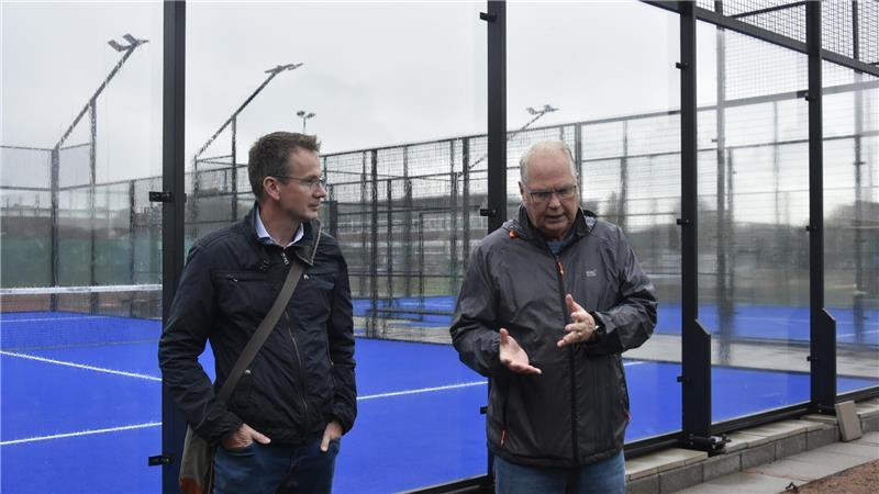 Trendsport: Erster Verein im Kreis Stade bietet Paddle-Tennis an Arne Krüger von der Gemeinde Jork freut sich mit Dieter Köpke über die abgeschlossenen Sanierungsarbeiten.