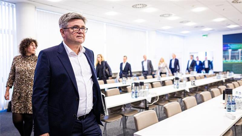 VW nennt erste Details zu Sparplänen - Kritik von IG Metall Arne Meiswinkel, Verhandlungsführer VW und Personalvorstand der Marke Volkswagen, präsentierte die Pläne im Verhandlungssaal.