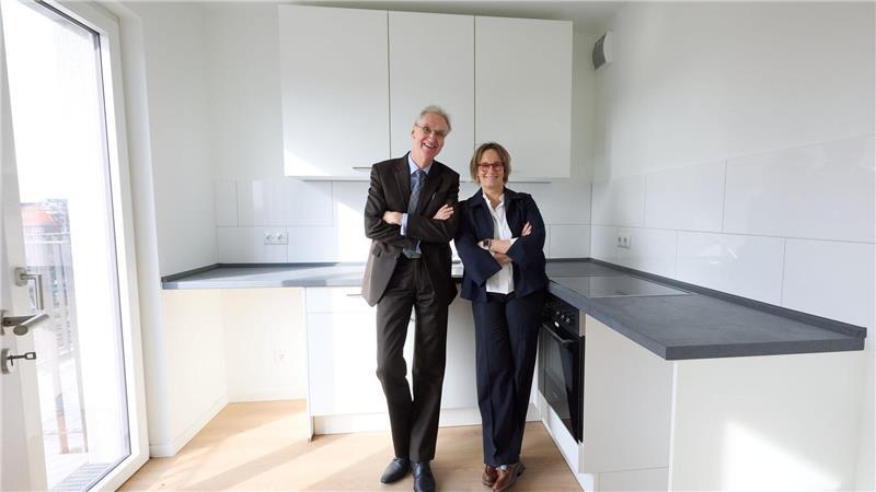 Neue Tagesstätte für 100 Obdachlose an der Stresemannstraße Arne Nilsson (l), Geschäftsführer von Fördern & Wohnen (F&W), und Sozialsenatorin Melanie Schlotzhauer (SPD) in der Küche einer von 20 neuen Kompaktwohnungen.