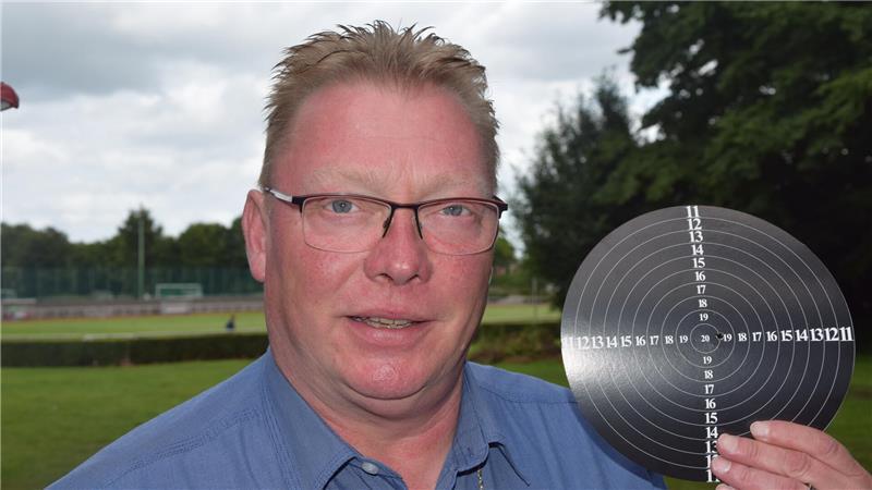 Arne Pauly, König des Schützenvereins Altkloster, zeigt die Königsscheibe mit seinem Treffer.