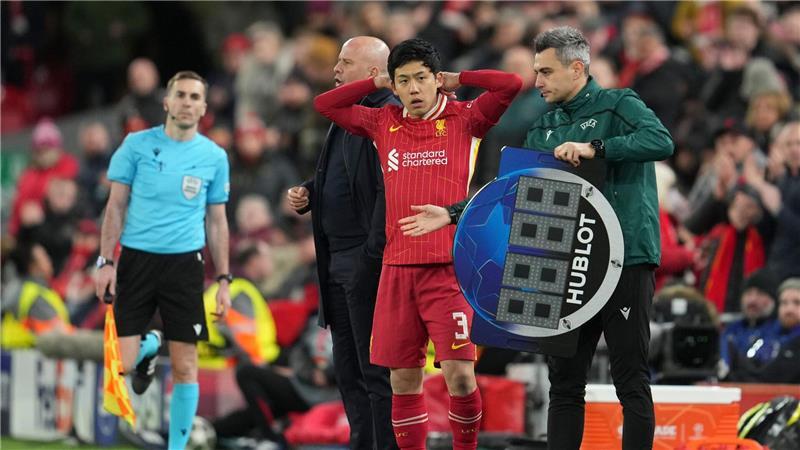 Liverpool-Coach nach Aus: Müssen über neuen Modus nachdenken Arne Slot bracht am Ende auch Ex-VfB-Kapitän Wataru Endo, doch das Aus konnte auch der Japaner nicht mehr verhindern.