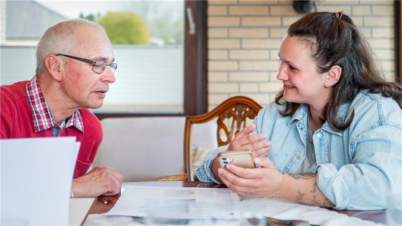 Familie nach 20 Jahren vereint: Lena spürt Opa und Vater auf Arne Stelljes und Tochter Lena genießen ihr Wiedersehen nach vielen Jahren.