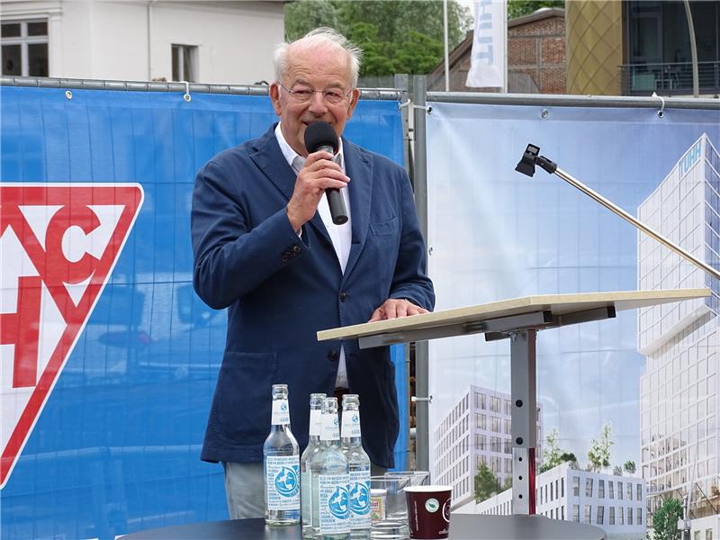Arne Weber bei der Grundsteinlegung für seinen Hamburg Innovation Port (HIP) im Juni. Damals kündigte er den Hotelneubau bereits an.  Foto Lepél