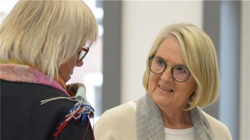 Führungswechsel: Arnhild Biesenbach gibt den CDU-Fraktionsvorsitz ab Arnhild Biesenbach (CDU, rechts) will im Herbst 2026 aus der Kommunalpolitik aussteigen. Hier ist sie im Gespräch mit Verena Wein-Wilke, der Grünen-Fraktionsvorsitzenden im Kreistag.