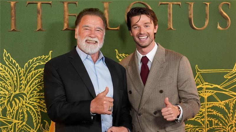 Arnold Schwarzenegger, links, und Patrick Schwarzenegger bei der Premiere der dritten Staffel von „The White Lotus“. 