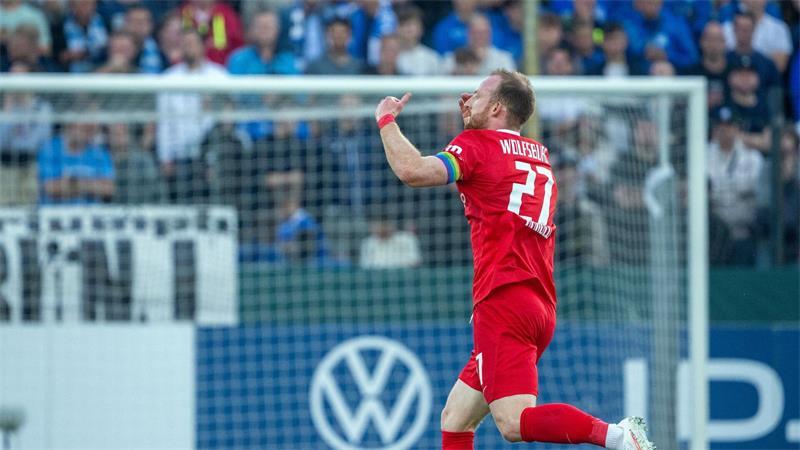 Wolfsburg gewinnt Elfer-Krimi bei Viertligist Altglienicke Arnold glich zweimal für Wolfsburg aus.