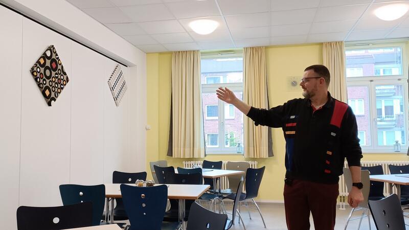 Viele tausend Gäste pro Jahr: Was die Jugendherberge in Stade ausmacht Arnth Isernhagen in einem der Speiseräume, deren Wände sich so verschieben lassen, dass ein großer Saal entsteht.