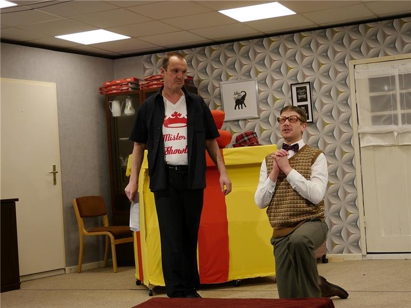 Ohne Jakob Diercks läuft beim plattdeutschen Theater in Engeschoff nichts Aron Endlich (Jakob Diercks) schickt ein letztes Gebet zum Himmel.