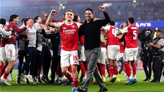 Arsenal-Coach Mikel Arteta feiert den Einzug ins Champions-League-Finale mit Leandro Trossard.