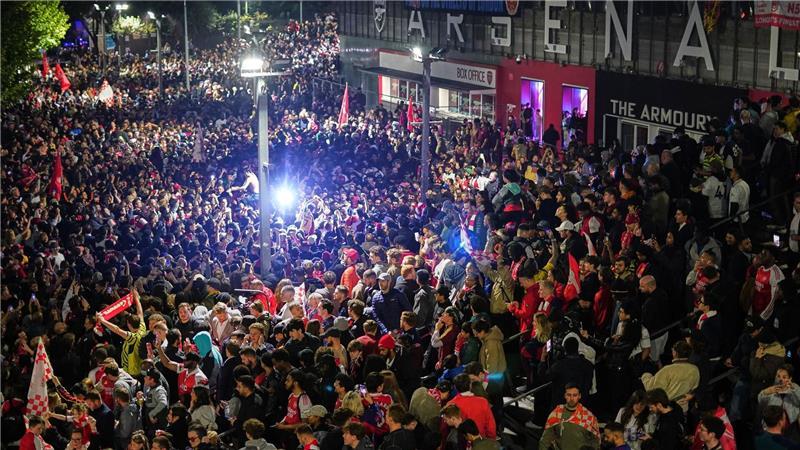 Arsenal-Fans versammeln sich am Arsenal-Stadion, um nach dem Gewinn des Premier-League-Titels durch die Fußballmannschaft von Arsenal zu feiern.