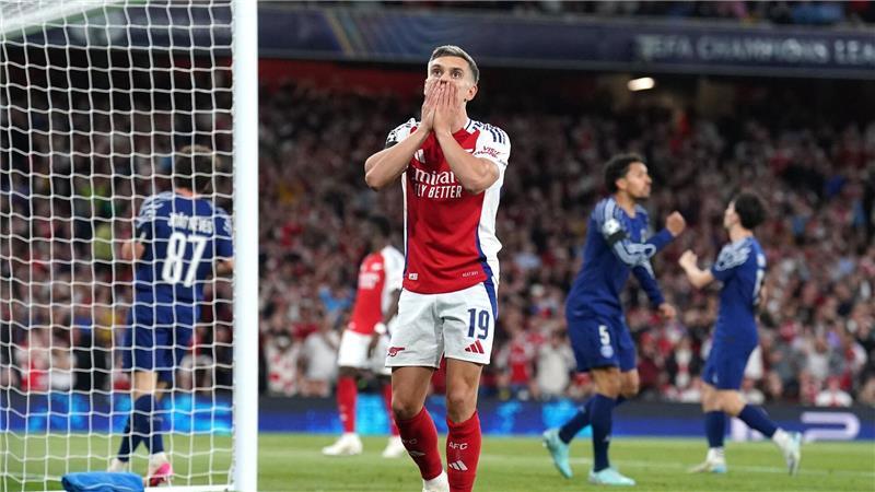 Arsenal-Stürmer Leandro Trossard vergibt im Hinspiel gegen Paris Saint-Germain eine Chance.