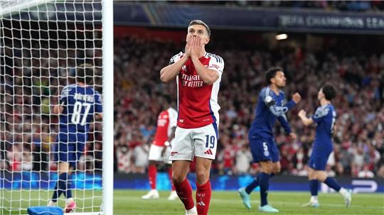 Arsenal-Stürmer Leandro Trossard vergibt im Hinspiel gegen Paris Saint-Germain eine Chance.