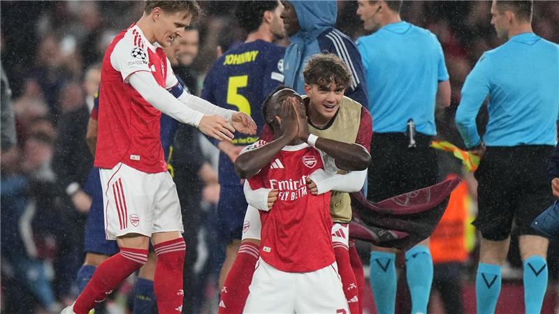 Arsenals Bukayo Saka kniet nach dem Halbfinal-Rückspiel jubelnd auf dem Boden.
