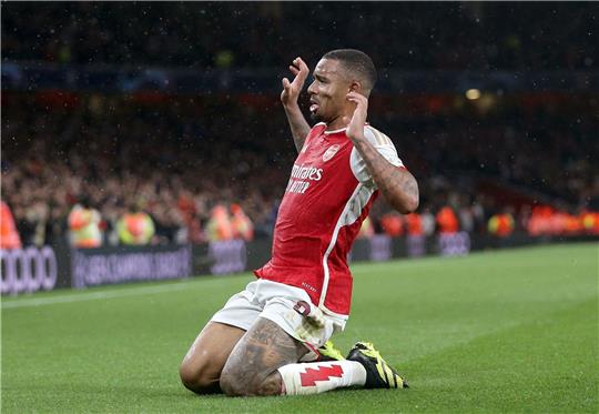 Arsenals Gabriel Jesus jubelt nach seinem Tor zum 3:0 gegen den PSV Eindhoven.