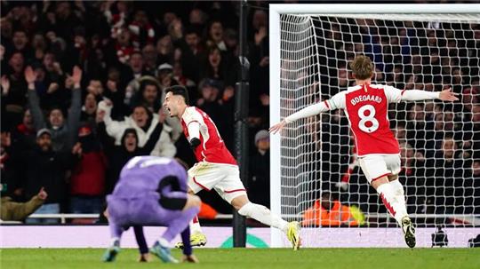 Arsenals Gabriel Martinelli (M) traf nach einem Missverständnis zwischen Alisson und Virgil van Dijk zum zwischenzeitlichen 2:1.