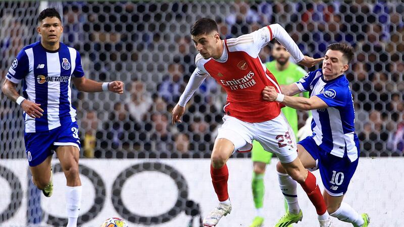Lewandowski-Tor reicht Barça nicht - Schock für Arsenal Arsenals Kai Havertz im Zweikampf mit Francisco Conceicao (r) vom FC Porto.