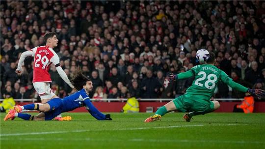 Arsenals Kai Havertz (l) traf beim deutlichen Sieg gegen Chelsea doppelt.