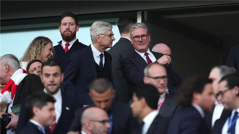 Arsenals Trainer-Legende Arsene Wenger und der britische Premierminister Sir Keir Starmer (hinten,r)
