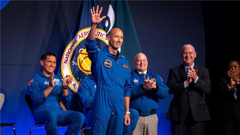Artemis III-Besatzungsmitglied Luca Parmitano grüßt während einer Pressekonferenz im Johnson Space Center.