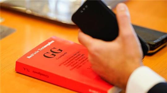 Artikel 3 des Grundgesetzes besagt, dass niemand wegen seines Geschlechtes, Abstammung, Rasse, Sprache, Heimat, Herkunft, Glaubens oder politischen Anschauungen benachteiligt oder bevorzugt werden darf.