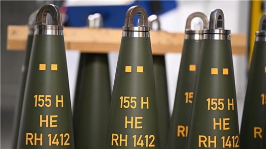 Artilleriegranaten vom Kaliber 155 Millimeter stehen in der Fabrik von Rheinmetall. Die Granaten fliegen bis zu 40 Kilometer weit.