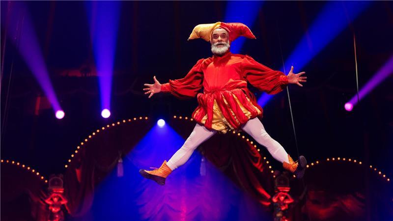 Traumwelt in der Manege - 50 Jahre Circus Roncalli Artisten faszinieren das Publikum mit waghalsigen Kunststücken.
