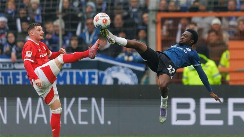 Artistische Einlage: Bielefelds Benjamin Boakye (r) ist einen Tick früher am Ball als FCK-Kapitän Marlon Ritter.