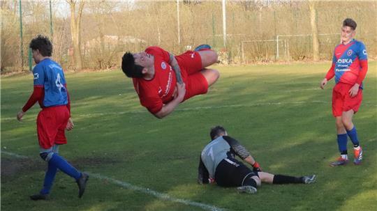 Artistische Einlage von A/O-Stürmer Simon Laß nach seinem Treffer zum 3:1 gegen den FC Oste/Oldendorf II.