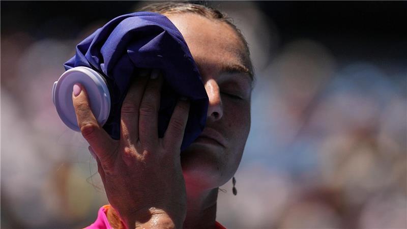 Aryna Sabalenka aus Weißrussland legt einen Eisbeutel ins Gesicht.