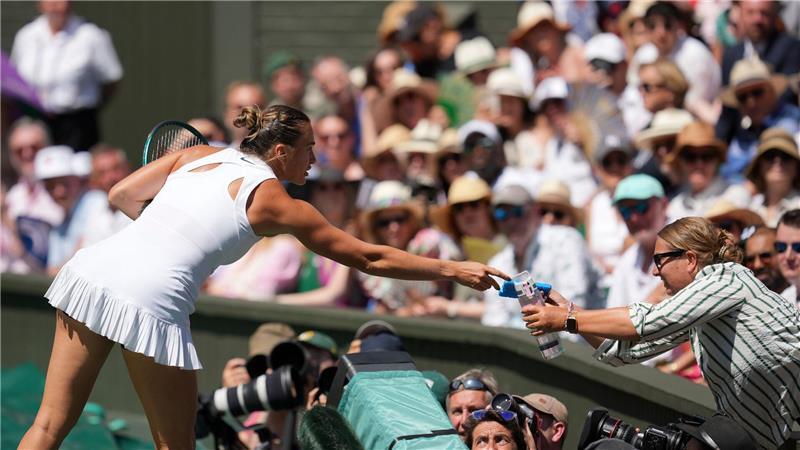 Anisimova kämpft sich in Wimbledon-Finale - Zwei Notfälle Aryna Sabalenka bringt eine Wasserflasche und ein Kühlpack zur Tribüne, wo es einer Zuschauerin nicht gut geht.