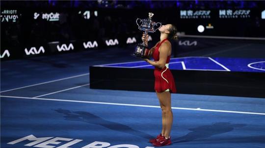 Aryna Sabalenka küsst nach ihrem Sieg den Pokal.