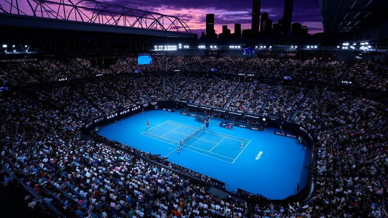 Riesige Dominanz: Sabalenka verteidigt Titel in Melbourne Aryna Sabalenka (l) und Zheng Qinwen spielen bei Sonnenuntergang.