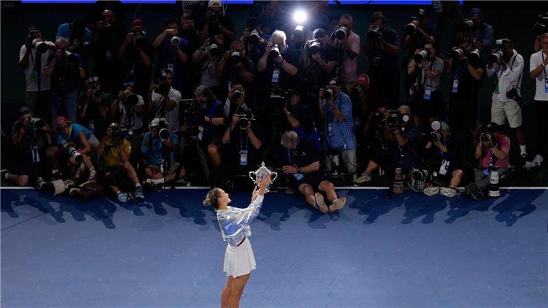 Bilder des Tages Aryna Sabalenka präsentiert den Fotografen ihren Pokal.