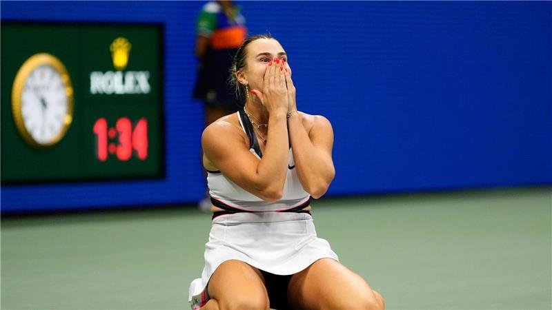 Aryna Sabalenka sackte nach dem Erfolg überglücklich auf den Boden.