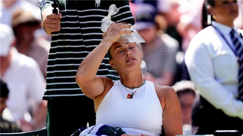 Anisimova kämpft sich in Wimbledon-Finale - Zwei Notfälle Aryna Sabalenka sucht Kühlung auf dem Centre Court.