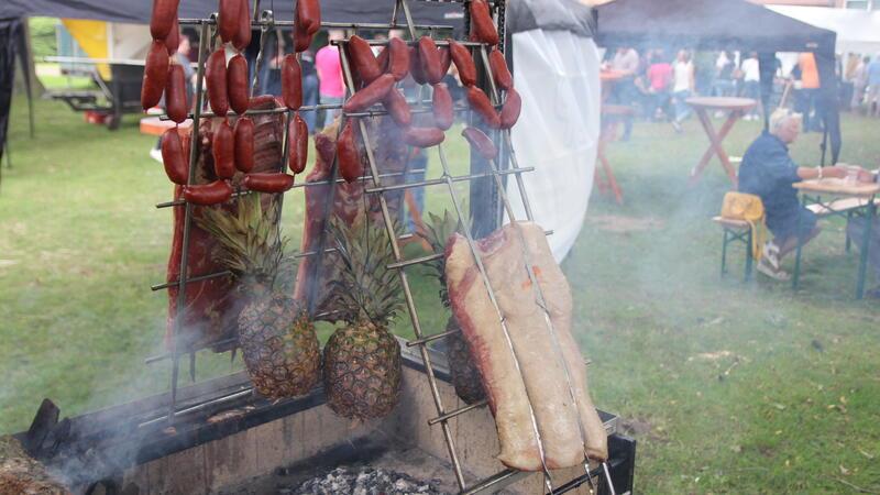 „Asado“ heißt die Methode, auf der nach argentinischer Art gegrillt wird. So auch in Himmelpforten beim eigens dafür angefertigten Grill.