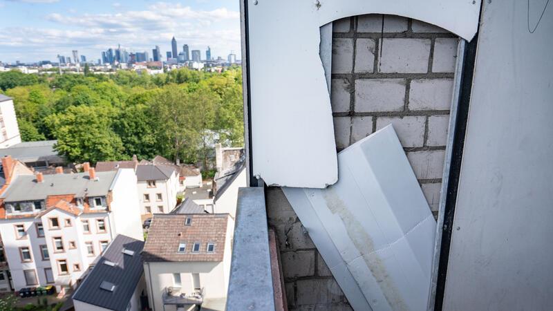 Im Kreis Stade droht bei jedem zweiten Haus die „Asbest-Falle“ Asbest wurde im November 1993 verboten - aber auch heute kann man den krebserregenden Baustoff in vielen Gebäuden noch finden, z.B. an der Fassade.