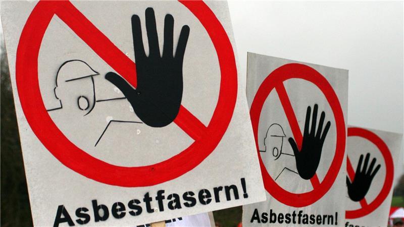 Asbestfasern können sich in der Lunge festsetzen und Krebs erregen. (Symbolbild)