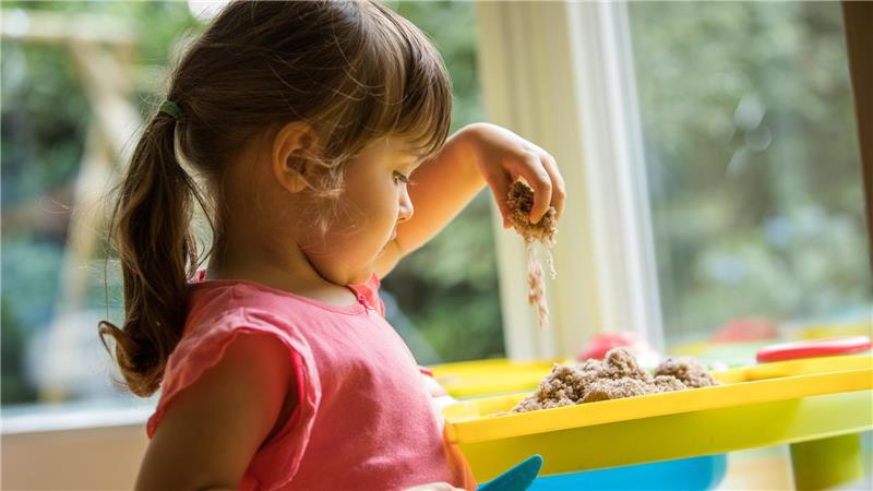 Asbestverdacht bei Knetsand: Öko-Test hat 18 Produkte untersucht und in einem Asbestfasern nachgewiesen.