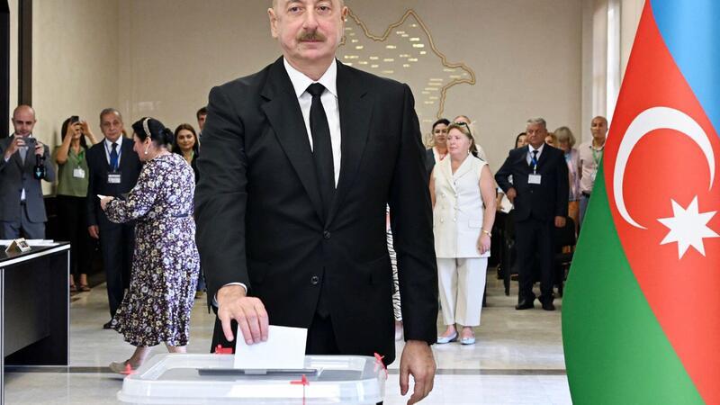 Aserbaidschans Präsident Aliyev gibt seine Stimme bei der Parlamentswahl ab (Archivbild)