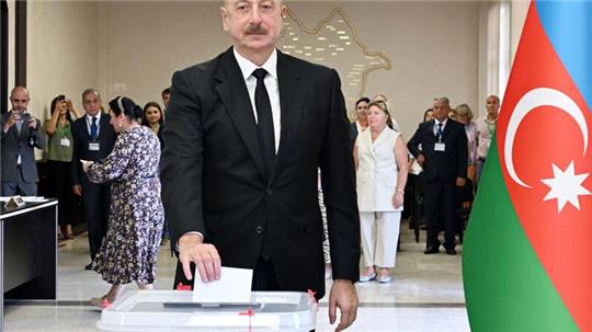 Aserbaidschans Präsident Aliyev gibt seine Stimme bei der Parlamentswahl ab (Archivbild)