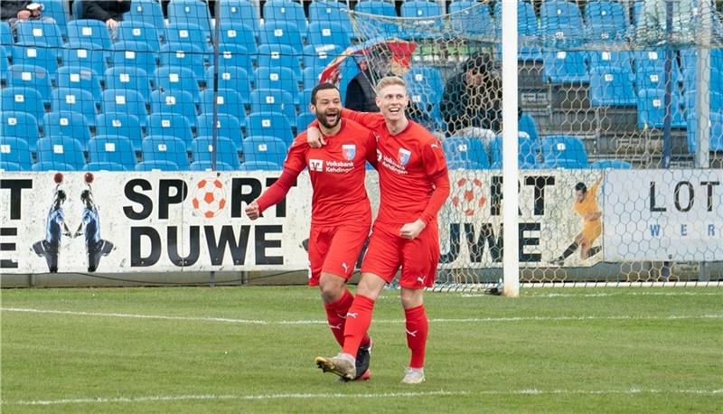 Ashton Götz (links) feiert gegen Flensburg sein Saisondebüt im Kader. Ob es für die Startelf reicht, ist unklar. Hinter dem Einsatz von Martin Sattler steht indes ein Fragezeichen. Foto: Rambow (Archiv)